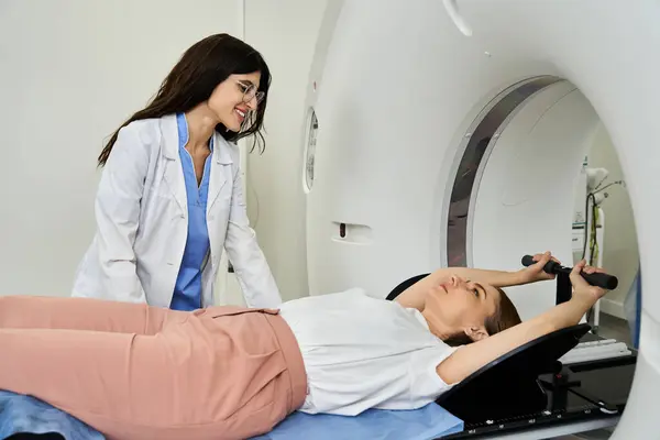 A dedicated doctor guides a patient into the MRI machine for an important diagnostic procedure. — Foto stock