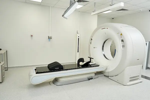 Cutting-edge MRI machine in a spacious hospital radiology room designed for patient diagnostics. — Stock Photo