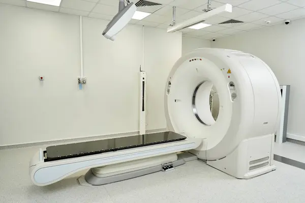 Modern hospital focused on diagnostics, featuring a state-of-the-art MRI for health assessments. — Foto stock