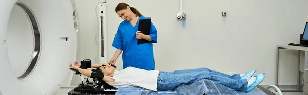 A female doctor in a lab coat assists a patient preparing for an MRI scan in a hospital. — Stock Photo