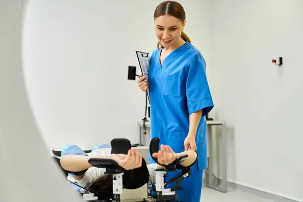 Um médico dedicado em um jaleco apoia seu paciente na máquina de ressonância magnética, garantindo conforto. — Fotografia de Stock