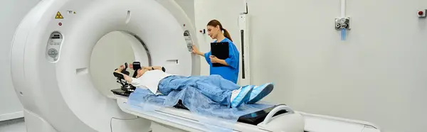 A female doctor in a lab coat prepares a patient for an MRI scan in a hospital setting. — Stock Photo