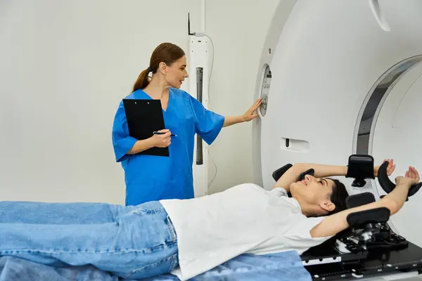 Uma médica de jaleco prepara um paciente para uma ressonância magnética, garantindo conforto e segurança. — Fotografia de Stock