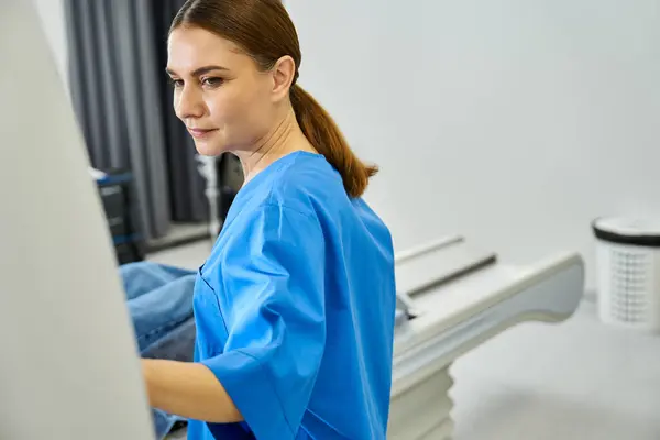 Uma médica dedicada supervisiona um paciente submetido a uma ressonância magnética em um ambiente hospitalar elegante. — Fotografia de Stock