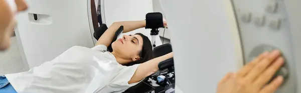 In a medical setting, a female doctor prepares a patient for an MRI scan while ensuring comfort. — Stock Photo