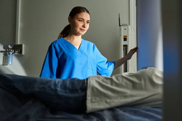 A caring doctor in a lab coat assists a patient undergoing a medical MRI procedure. — Stock Photo