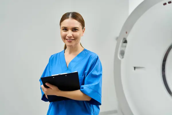 Attractive doctor conducts diagnostic work with MRI machinery in a hospital setting. — Foto stock