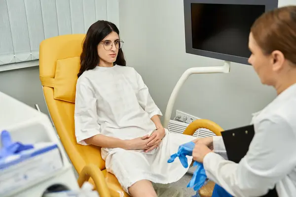 Un ginecologo conduce una consultazione sanitaria con una paziente donna. — Foto stock