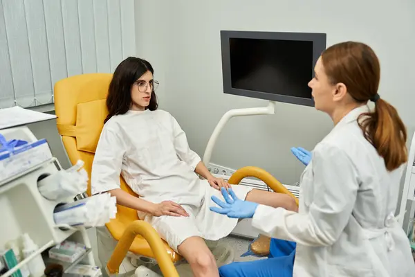 Ginecologista profissional examina paciente do sexo feminino em um ambiente acolhedor, clínica avançada. — Fotografia de Stock