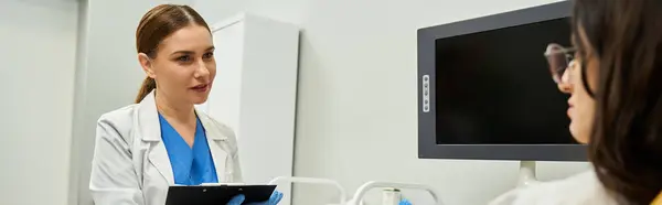 Un ginecologo in camice da laboratorio discute di problemi di salute con una paziente in una clinica. — Foto stock