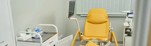 Uma clínica ginecológica brilhante e limpa com cadeiras de exame avançadas para cuidados de saúde femininos. — Fotografia de Stock