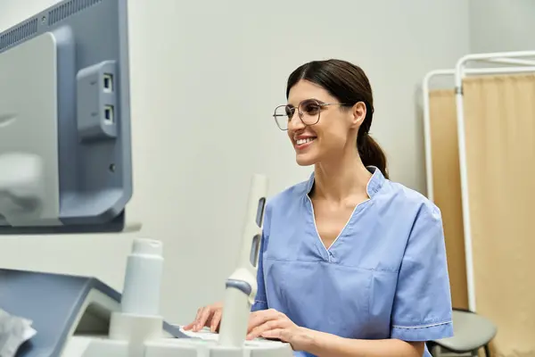 A dedicated gynecologist engages with diagnostic technology, promoting female health care. — Stock Photo