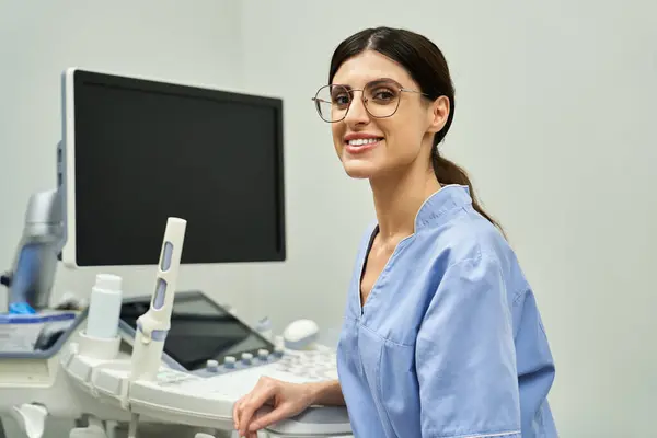 Un gynécologue dédié interagit avec les patients tout en utilisant un équipement de diagnostic avancé. — Photo de stock