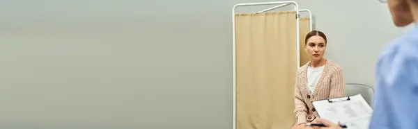 Un ginecologo si impegna con una paziente in una clinica ben attrezzata, garantendo la sua salute. — Foto stock