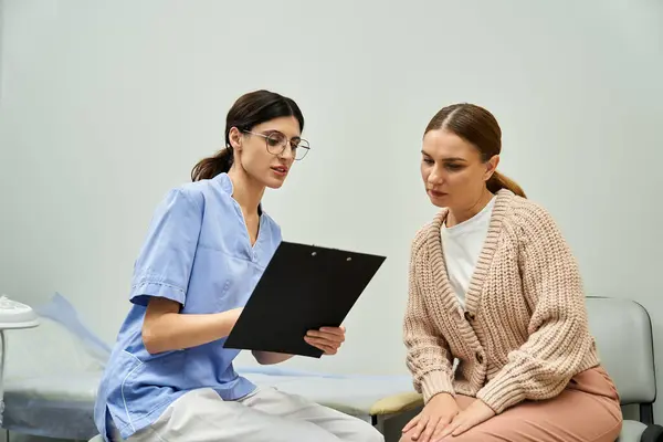 Um ginecologista discute achados médicos com uma paciente do sexo feminino em um ambiente de clínica serena. — Fotografia de Stock