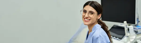 A gynecologist in a lab coat provides care and diagnostics in a contemporary medical setting. — Stock Photo