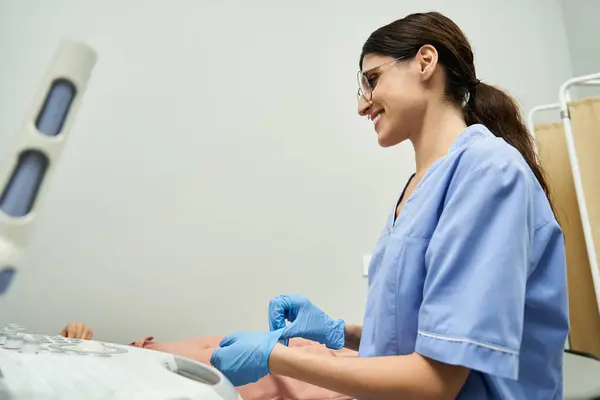 Uma ginecologista interage com seu paciente, garantindo uma experiência de check-up confortável. — Fotografia de Stock