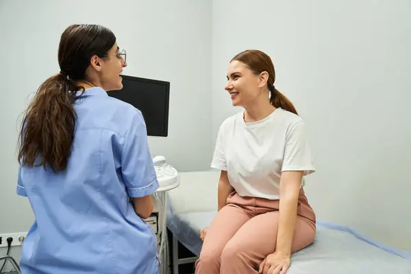 Ginecologista oferece consultas personalizadas para pacientes do sexo feminino em um ambiente moderno. — Fotografia de Stock