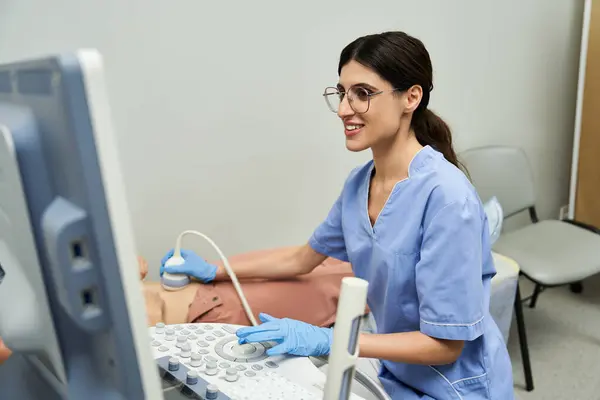 Um ginecologista se envolve com uma paciente do sexo feminino durante um exame de ultra-som em uma clínica brilhante. — Fotografia de Stock