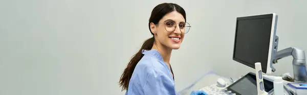 A gynecologist provides thorough health assessments at a modern clinic. — Stock Photo