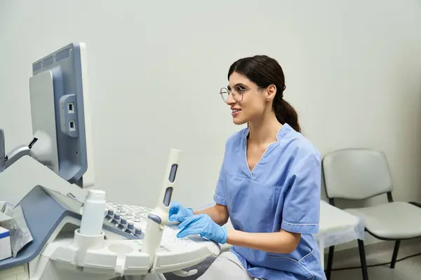 Um ginecologista habilidoso trabalha diligentemente em seu computador analisando dados de saúde feminina em uma clínica. — Fotografia de Stock