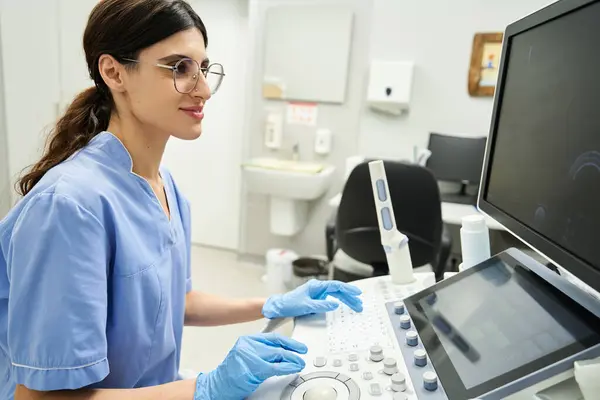 Gynecologist performs an ultrasound in a modern clinic specializing in womens health. — Stock Photo