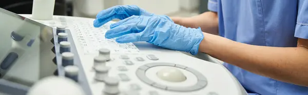 A skilled gynecologist in latex gloves uses ultrasound equipment for female health diagnostics. — Stock Photo