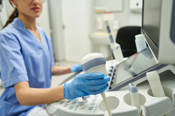 Gynecologist uses ultrasound to evaluate womens reproductive health in clinic. — Stock Photo