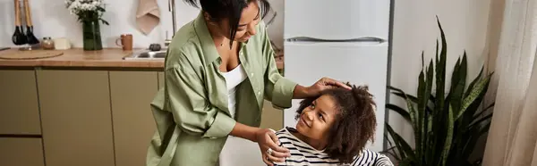 Uma mãe e filha compartilham um momento sincero enquanto abraçam a vida em sua calorosa cozinha familiar. — Fotografia de Stock