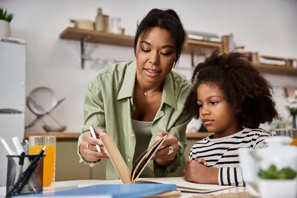 Mother joyfully engages with her daughter while exploring a fun craft activity together. — Stock Photo