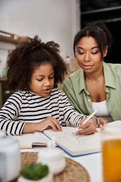 Eine Mutter teilt einen warmen Moment mit ihrer Tochter, während sie zusammen erschaffen und zeichnen. — Stockfoto