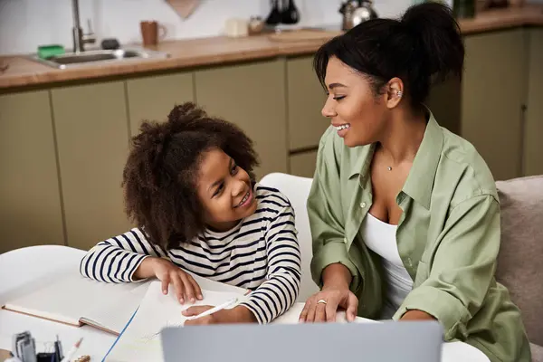 Mutter und Tochter teilen freudige Momente beim gemeinsamen Zeichnen am Küchentisch. — Stockfoto