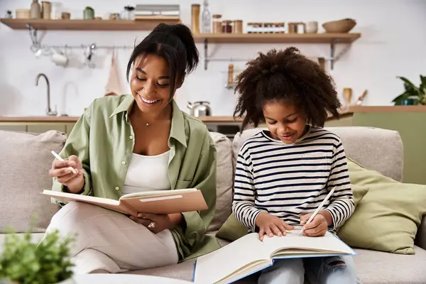 Two joyful family members engage in creative activities on a cozy couch, sharing smiles and ideas. — Stock Photo