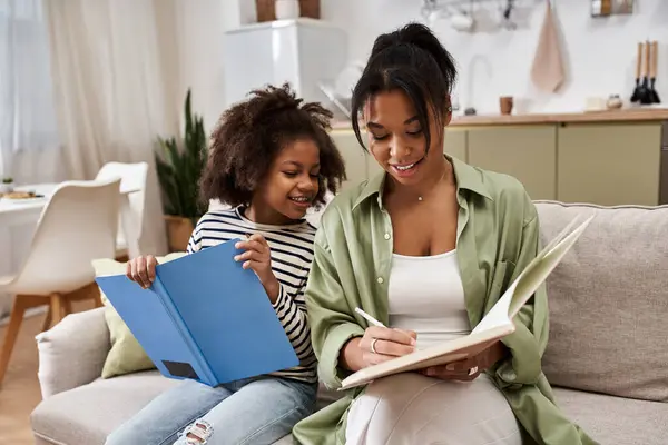 A mother and her daughter enjoy quality time together, engaging in creative activities at home. — Stock Photo