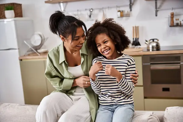 Lachen liegt in der Luft, wenn Mutter und Tochter die gemeinsame Zeit zu Hause genießen. — Stockfoto