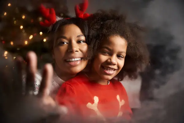 Warm moments shared between a mother and her daughter bring smiles and holiday cheer. — Stock Photo