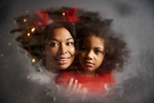 A mother and her daughter share a joyful embrace, immersed in holiday spirit and warmth. — Stock Photo