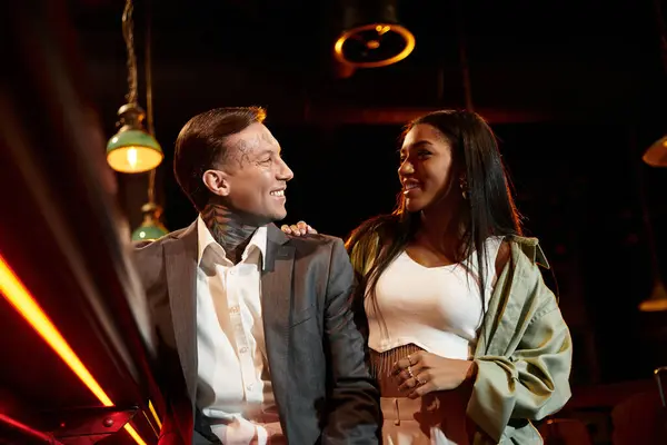A happy couple enjoys a date night in a lively bar atmosphere. — Stock Photo