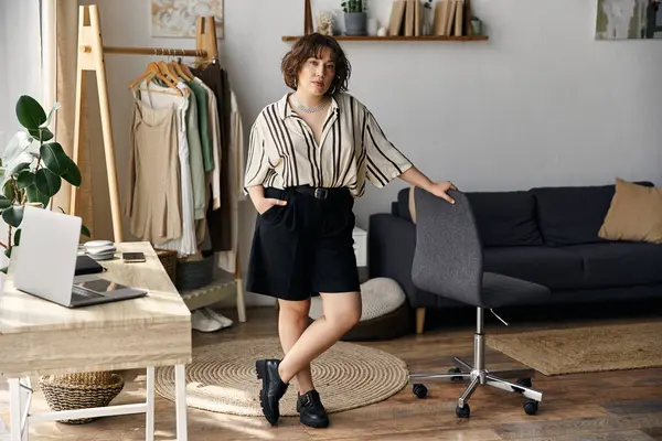 Curly-haired woman stands confidently in her stylish apartment, enjoying her vibrant lifestyle. — Stock Photo