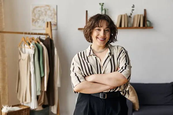 A confident young woman with curly hair enjoys her lifestyle in a modern apartment. — Stock Photo