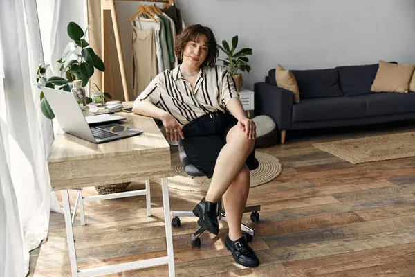 A beautiful young woman relaxes in her modern apartment, exuding confidence and style. — Stock Photo