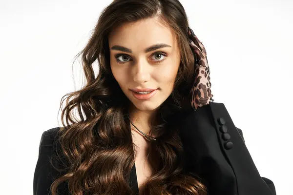 Encantadora joven muestra su impresionante peinado y atuendo de moda con confianza. - foto de stock