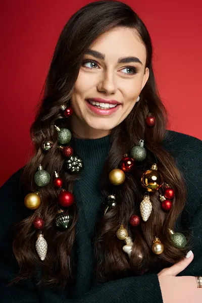 Joyful young woman adorned with holiday decorations in her hair radiates warmth and cheer. — Stock Photo