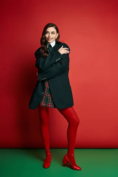 Mujer joven de moda sonríe con confianza, mostrando su mirada audaz en un entorno brillante. - foto de stock