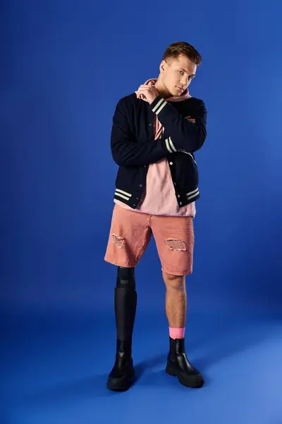 Joven muestra su elegante atuendo y confianza mientras está de pie con una pierna protésica. — Stock Photo