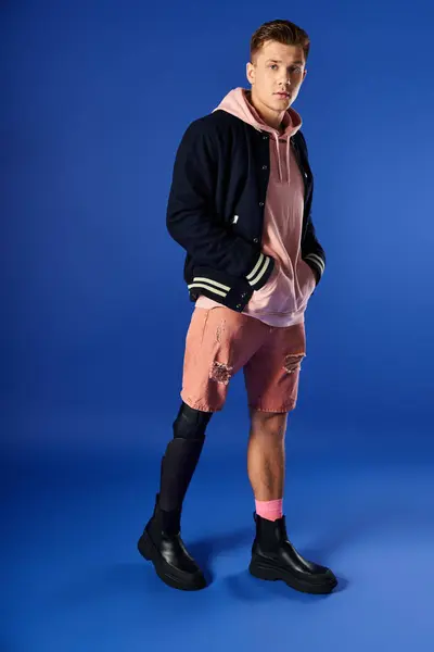 Um homem bonito jovem está confiantemente mostrando sua roupa elegante e perna protética. — Fotografia de Stock