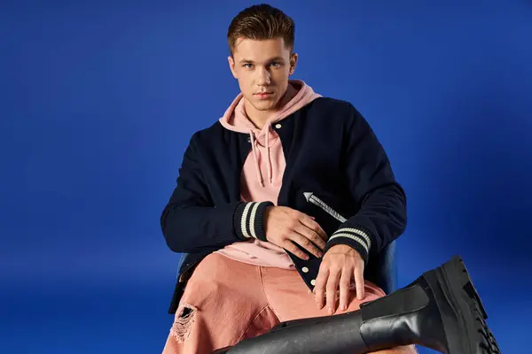 A confident young man showcases his stylish outfit while highlighting his prosthetic leg. — Stock Photo