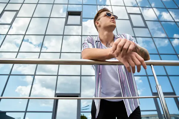 Un jeune homme confiant regarde attentivement les toits de la ville. — Photo de stock