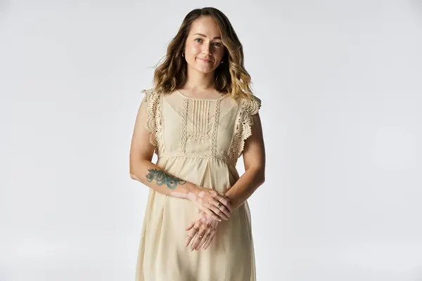 Eine junge Frau mit Vitiligo steht selbstbewusst da und präsentiert ihre einzigartige Schönheit und ihren einzigartigen Stil. — Stockfoto