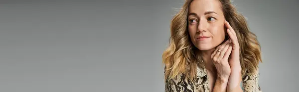 Young woman with vitiligo radiates confidence while posing gracefully with a gentle smile. — Stock Photo